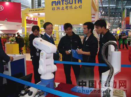 高交會現(xiàn)場的工作人員熱心地為每一位感興趣的觀眾介紹眾為興六自由度機(jī)器人