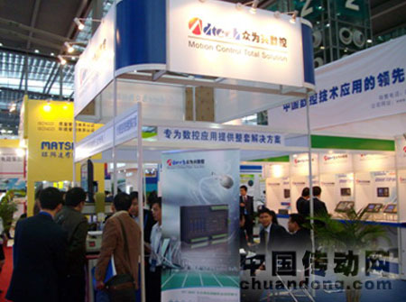 工作人員為觀眾介紹眾為興最新脫機(jī)運(yùn)動控制卡ADT-8840