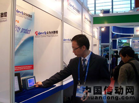 工作人員為觀眾演示點(diǎn)膠機(jī)控制器人機(jī)界面，眾為興的點(diǎn)膠機(jī)系統(tǒng)在華南地區(qū)占有最大的市場份額