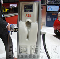 ABB“直流快速充電站”可以為高至100千瓦的電動車快速充電,不到10分鐘的充電時間，即可保證車輛續(xù)航100公里以上。該設(shè)備預(yù)計在不久以后上市。