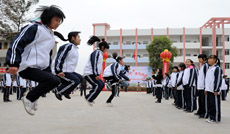 高坪鎮(zhèn)中學(xué)學(xué)生在進行課間活動