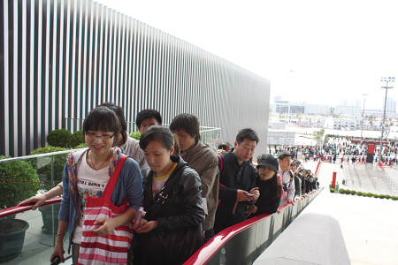 乘坐自動扶梯，游客興高采烈地進入中國國家館