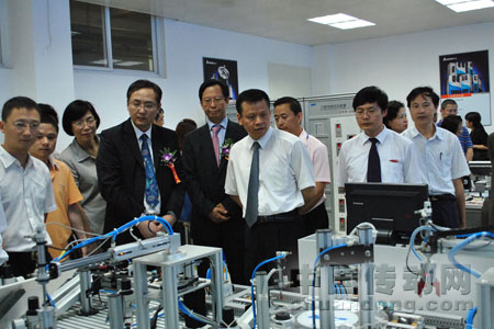 領導、嘉賓興致勃勃的參觀臺達實驗室