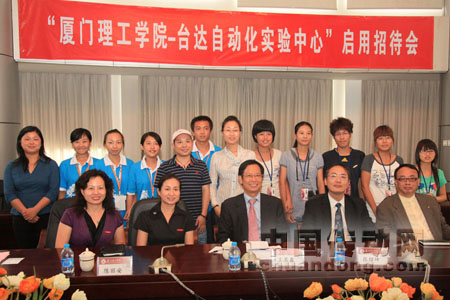 與媒體合影，分享臺達自動化