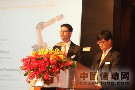 （圖左）庫(kù)卡機(jī)器人產(chǎn)品經(jīng)理Alexander Offergeld介紹庫(kù)卡新產(chǎn)品