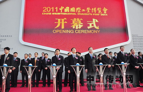 歐姆龍大場(chǎng)總裁（左四）出席工博會(huì)開幕式