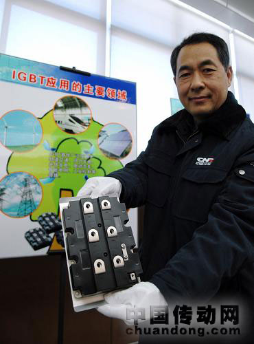 12月23日，工作人員在展示中國(guó)北車(chē)永濟(jì)電機(jī)公司發(fā)布的IGBT新產(chǎn)品。
