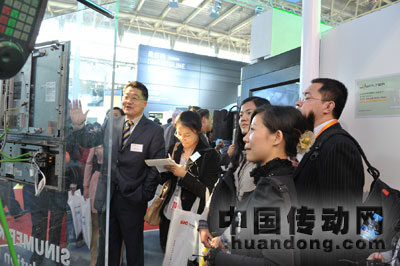 西門子（中國）有限公司驅動技術集團運動控制部副總經理、機床數(shù)控業(yè)務總經理許政順在CIMT西門子展臺向記者介紹西門子數(shù)控產品   