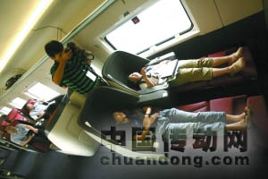 昨日，媒體記者們踏上京滬高鐵體驗(yàn)之旅，商務(wù)座車廂坐椅可以“變形”，乘客可以躺著。