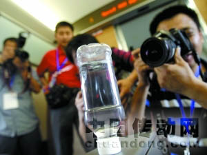 列車時(shí)速達(dá)到300公里以上，倒立的礦泉水瓶不倒。