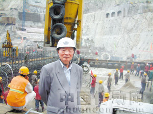 2006年4月，潘家錚院士在小灣水電站考察。