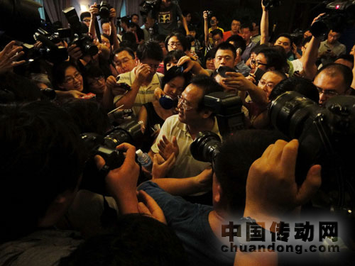發(fā)布會結束后，鐵道部新聞發(fā)言人被記者包圍