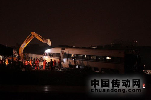 7月25日，挖掘機正在對事故列車車廂進行拆解