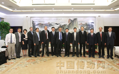 施耐德電氣集團(tuán)總裁兼首席執(zhí)行官趙國華與陜西省委常委、常務(wù)副省長婁勤儉等政府領(lǐng)導(dǎo)合影