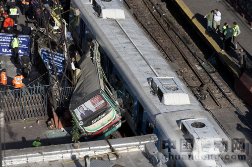 阿根廷城鐵列車和公交車相撞致百人受傷9月13日，在阿根廷首都布宜諾斯艾利斯，救援人員在城鐵列車和公交車相撞事故現(xiàn)場忙碌。