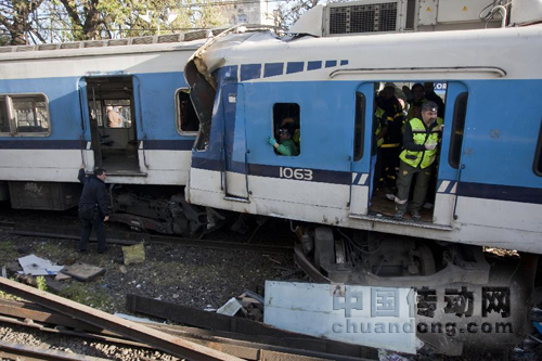 一輛92路公交車急于穿過欄桿正在放下的道口，結(jié)果和一列城鐵列車發(fā)生碰撞。城鐵列車脫軌后又和一列逆向行駛的城鐵列車發(fā)生側(cè)撞