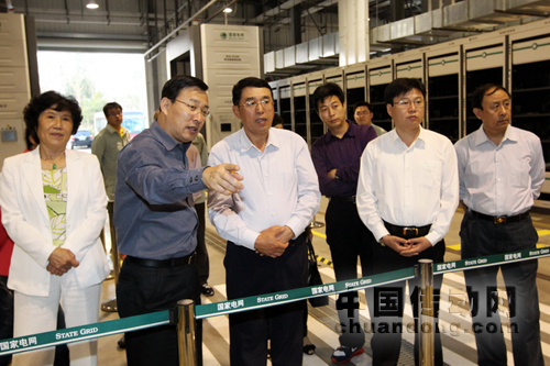 史玉波副主席一行興致勃勃參觀薛家島電動(dòng)公交車充換電車間智能換電機(jī)器人工作情景