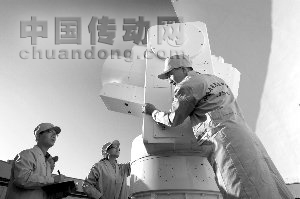 酒泉衛(wèi)星發(fā)射中心指揮控制站技術(shù)人員正在維護光測設(shè)備