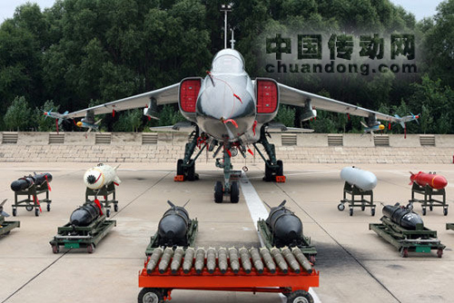 進(jìn)行靜態(tài)展示的國產(chǎn)殲轟-7A飛豹戰(zhàn)斗轟炸機(jī)