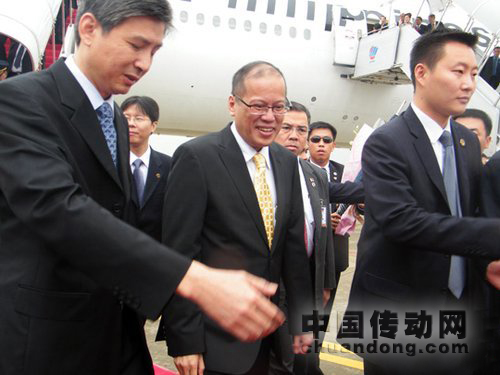 9月3日，菲律賓總統(tǒng)貝尼尼奧·阿基諾三世（圖中）乘專機(jī)飛抵廈門高崎機(jī)場(chǎng)，開(kāi)始在福建的“追溯祖輩足跡”之旅。