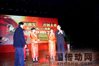 江蘇省經(jīng)信委副主任龔懷進(jìn)（右一），南京大學(xué)商學(xué)院常務(wù)副院長、