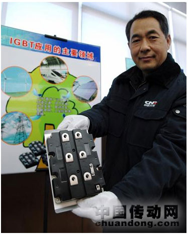 圖為北車永濟工作人員展示其最新IGBT產品
