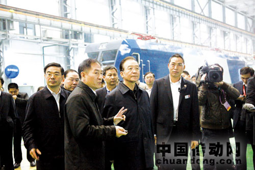 圖為中國南車董事長趙小剛向溫家寶總理匯報公司安全質(zhì)量生產(chǎn)情況。