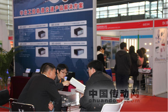 現(xiàn)場與客戶溝通，了解客戶需求