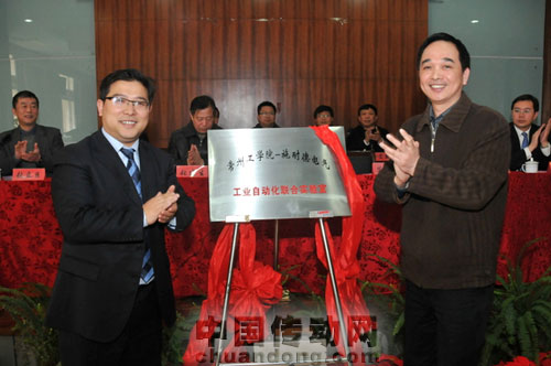 施耐德電氣中國工業(yè)事業(yè)部OEM副總裁艾小明與常州工學院副院長李江蛟現(xiàn)場揭牌