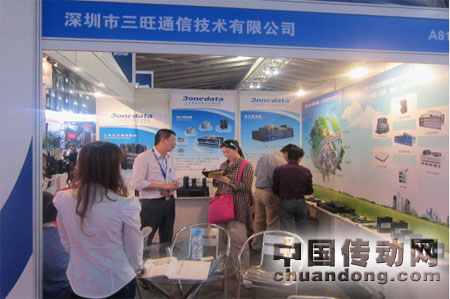 市場(chǎng)總監(jiān)袁總為觀眾熱情的講解問(wèn)題