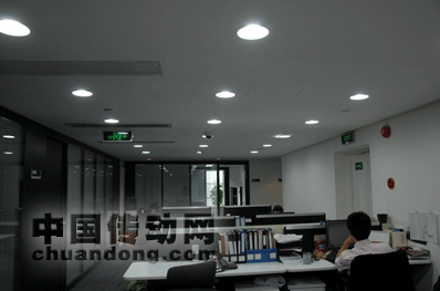  圖1：未更換LED燈具的辦公室， 亮度不夠，影響視力與工作效率。