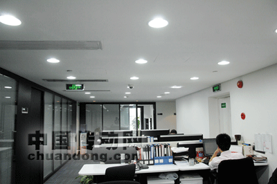 圖2：更換LED燈具后的辦公室， 亮度提高，保護視力并提升了工作效率。