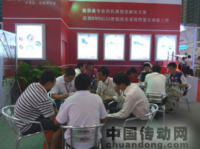 銷售人員與客戶詳細(xì)討論，幫助客戶解決實(shí)際問題